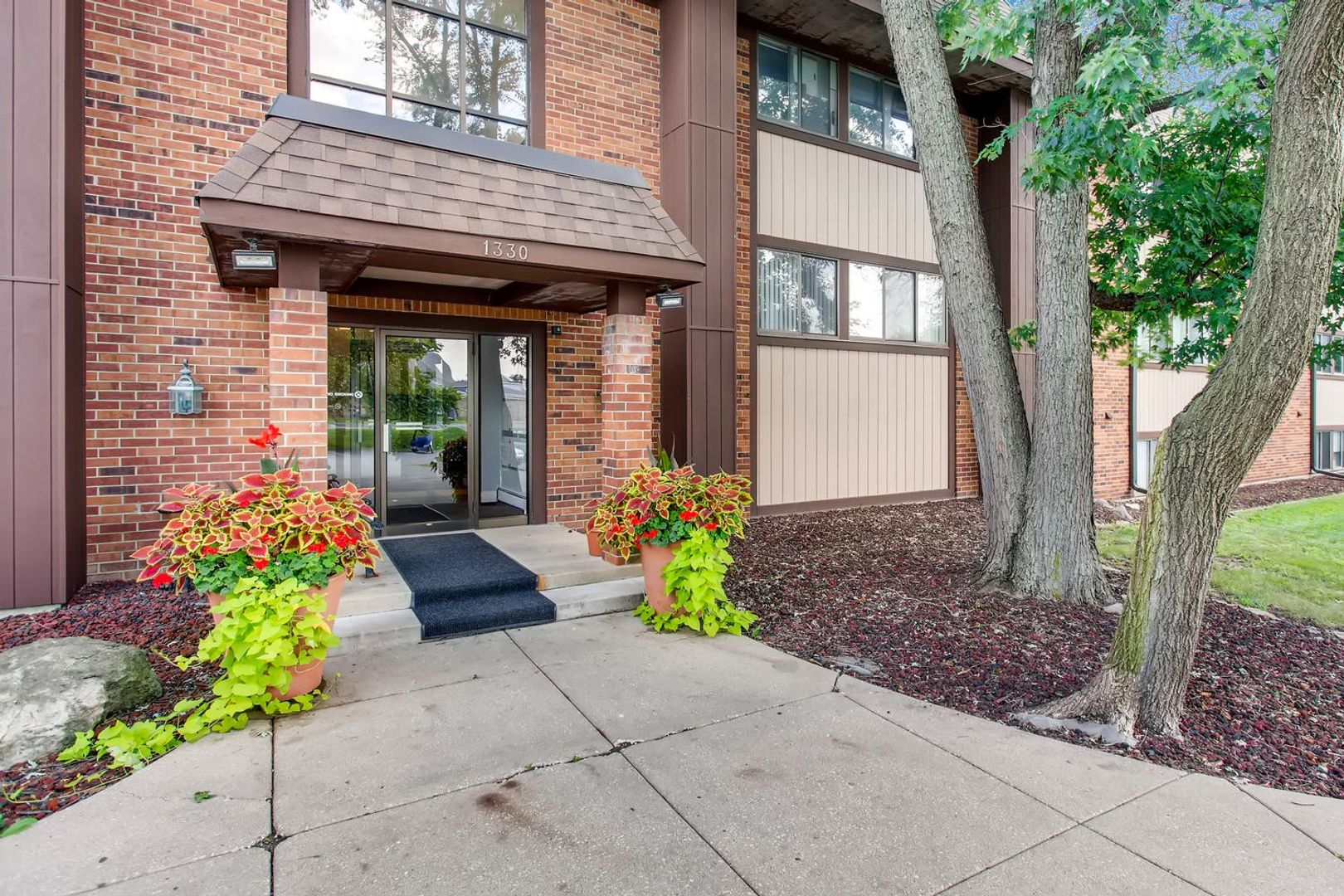 Naperville Apartment: 1330 E Chicago Ave