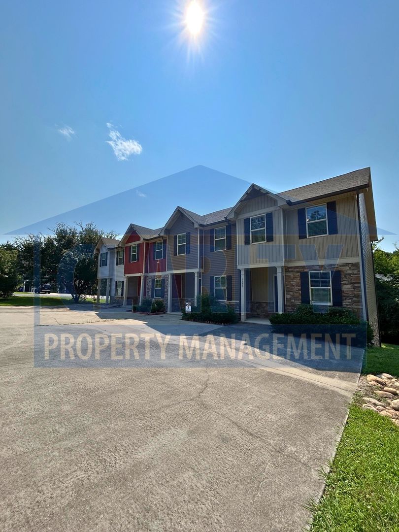 Cleveland House: 1346 Weeks Drive NE