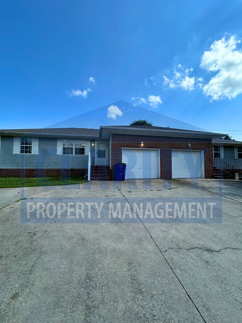 Cleveland Apartment: Urbane Rd NE