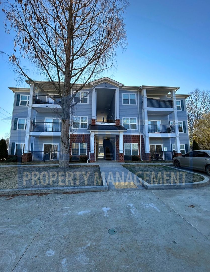 Cleveland Apartment: Greenwood Ave NE