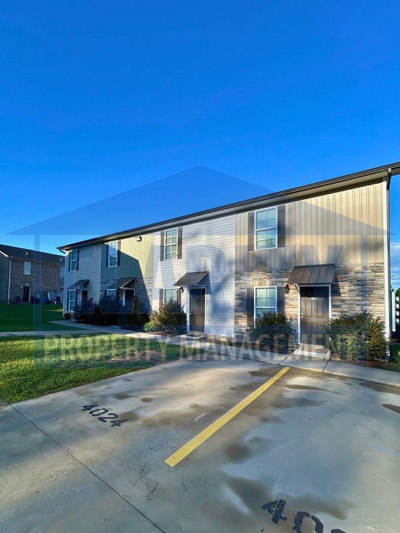Cleveland Apartment: Pryor Rd NE