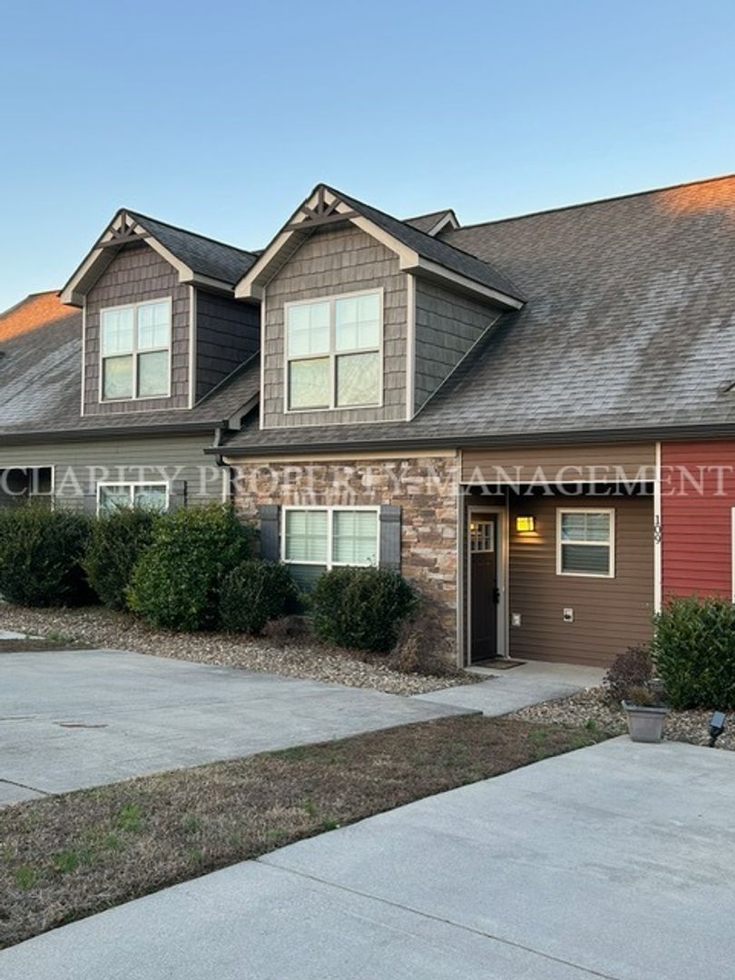 Cleveland House: 109 Belle Chase Way NE