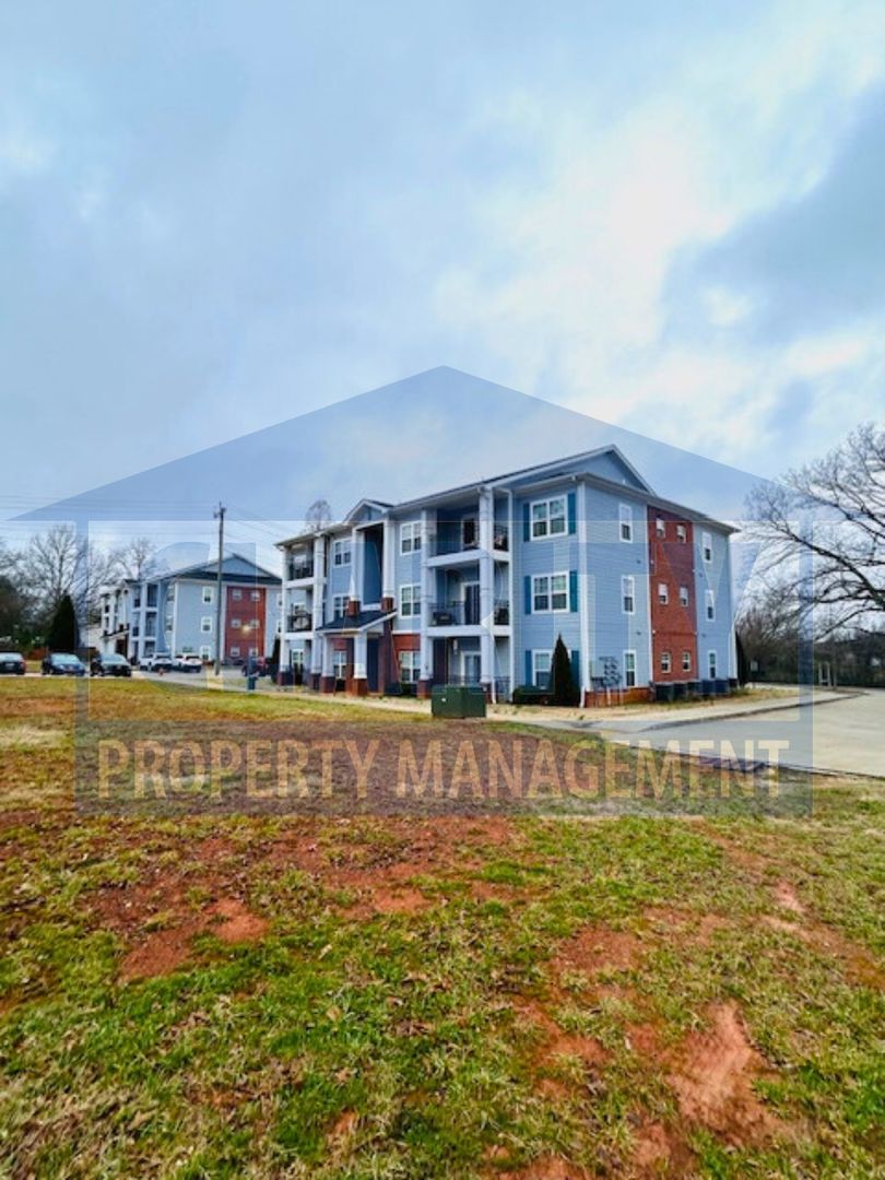 Cleveland Apartment: Greenwood Ave NE