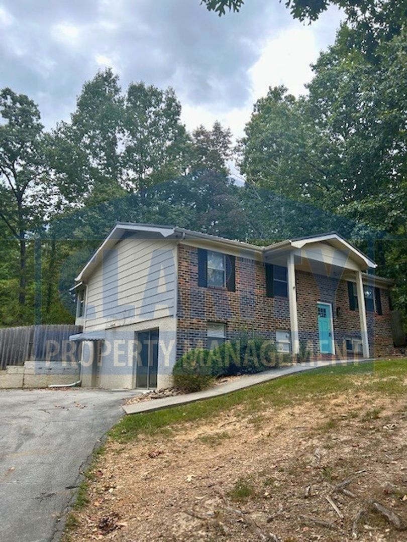 Cleveland House: 224 Peach Tree Circle NE