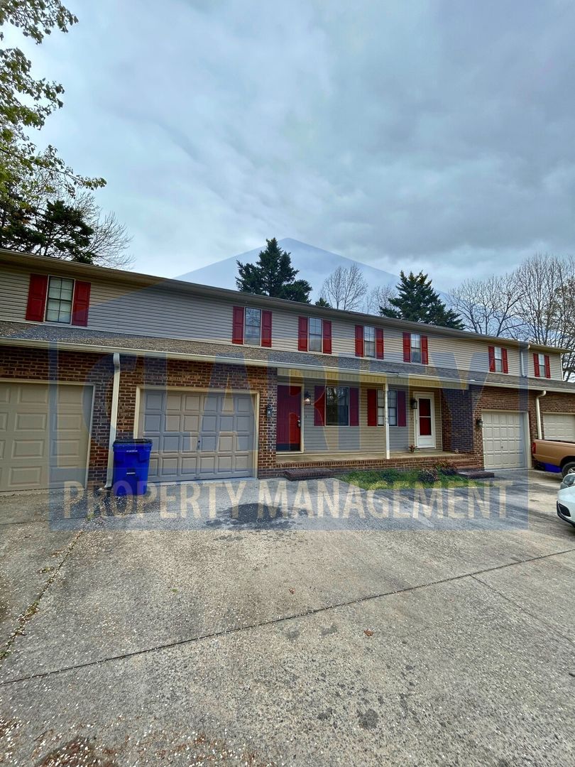 Cleveland Apartment: Grove Circle NW