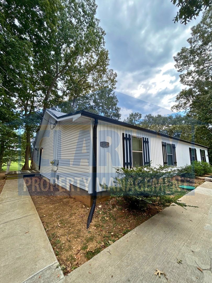 Cleveland Apartment: 3739/3741 Dixie Court Dr. SE