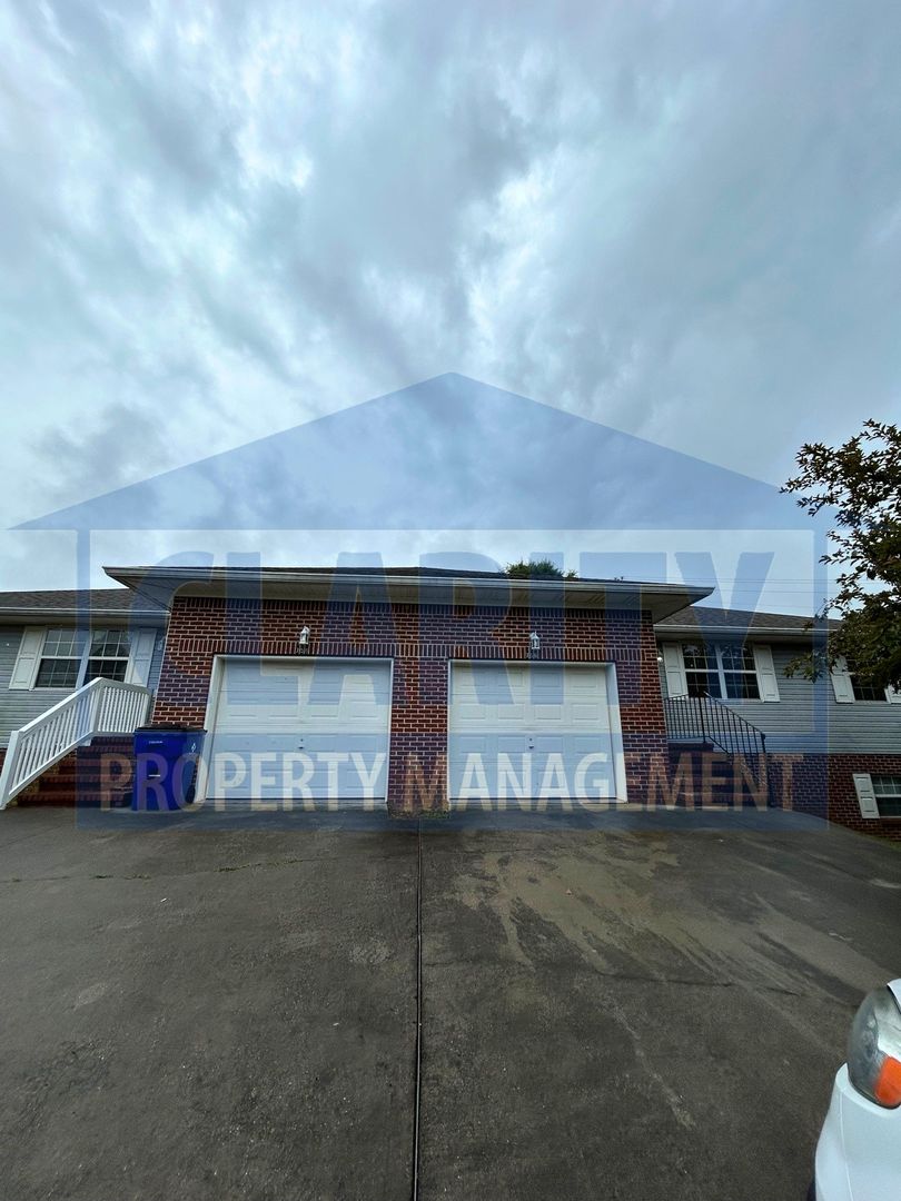 Cleveland Apartment: Urbane Rd NE