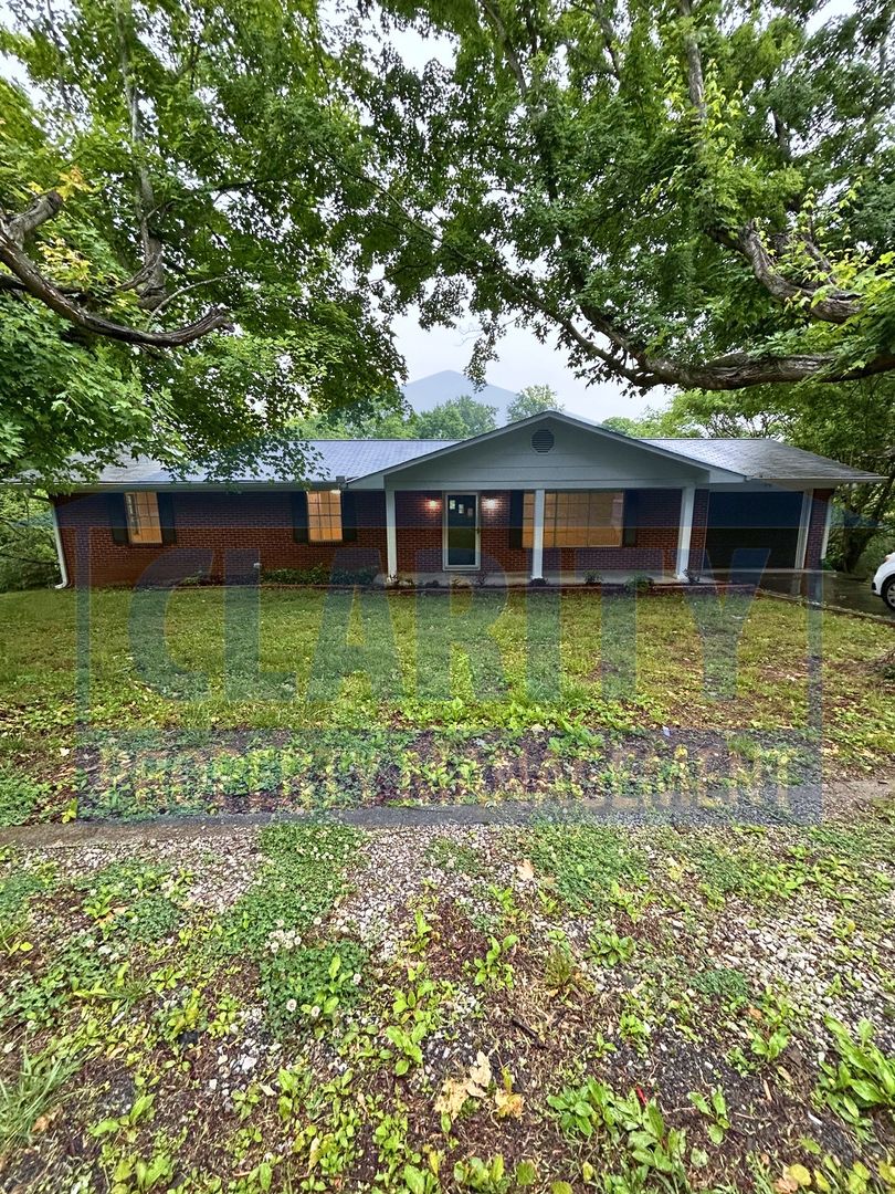 Cleveland House: 809 SE Dockery Lane