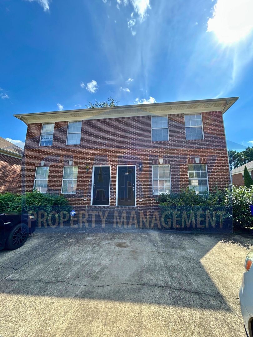 Cleveland House: 855 Stone Glen Trail NW