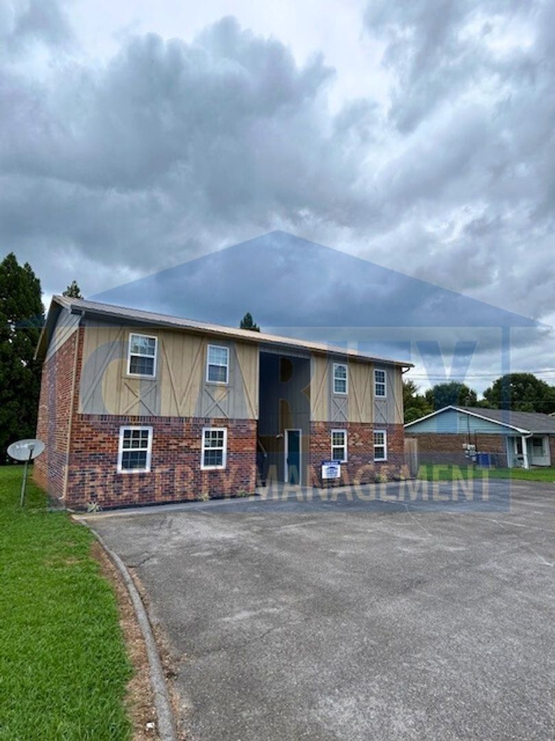 Cleveland Apartment: 1380 Village Oaks Circle NW