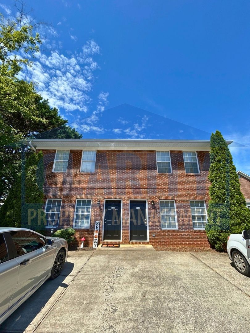 Cleveland House: 865 Stone Glen Trail NW