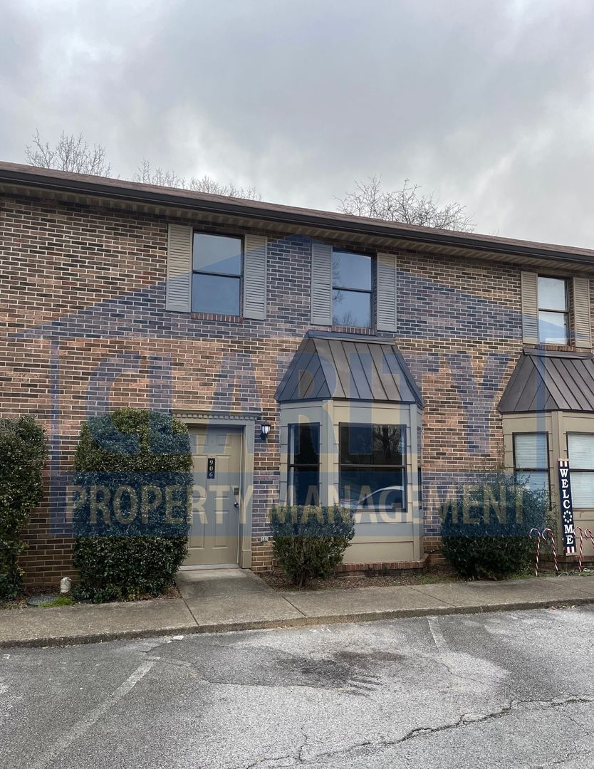 Cleveland House: 906 Valley Head Rd NW
