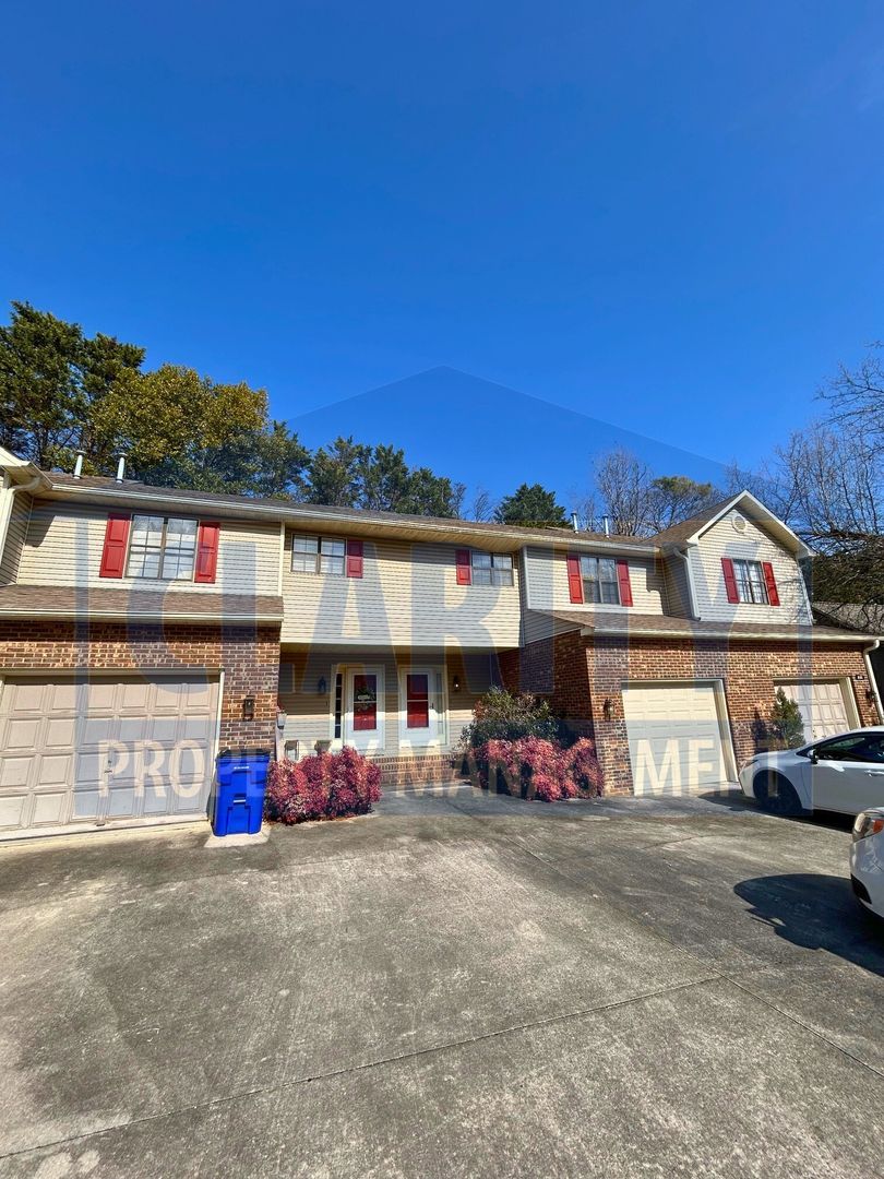 Cleveland Apartment: Grove Circle NW