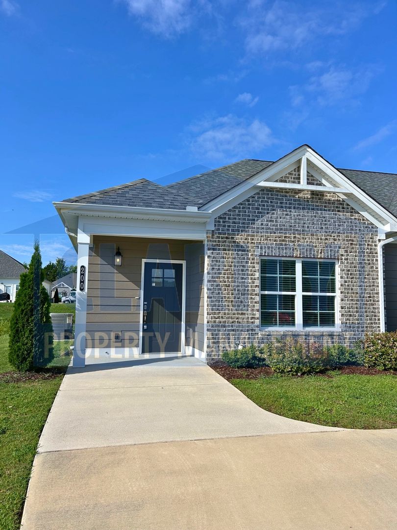 Cleveland House: 200 Bellingham Cove NE