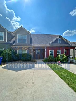 Like new, immaculate 3 bedroom townhome! – photo 1