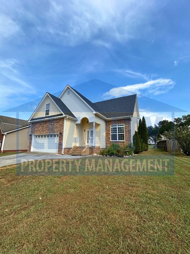 Cleveland House: 3131 Pin Oaks Cir