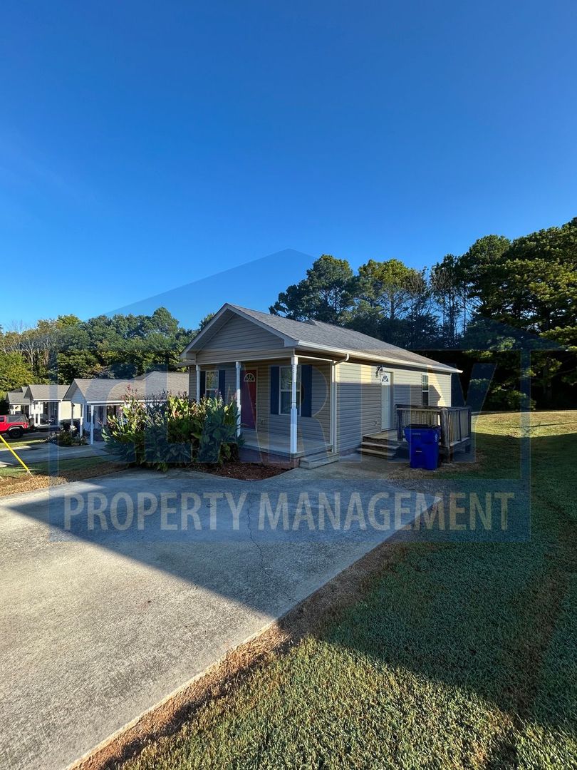 Cleveland House: 561 Linda Drive SE