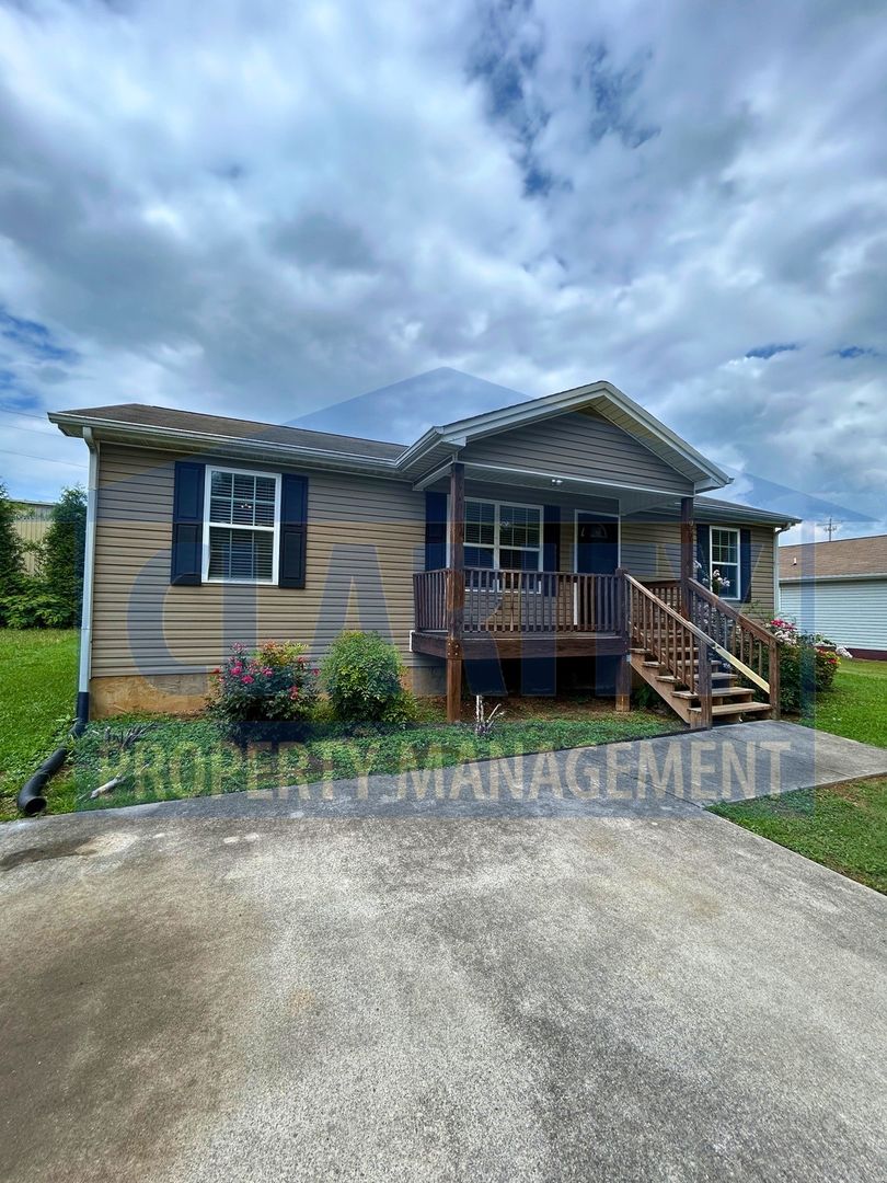 Cleveland House: 2050 Century Ave SE
