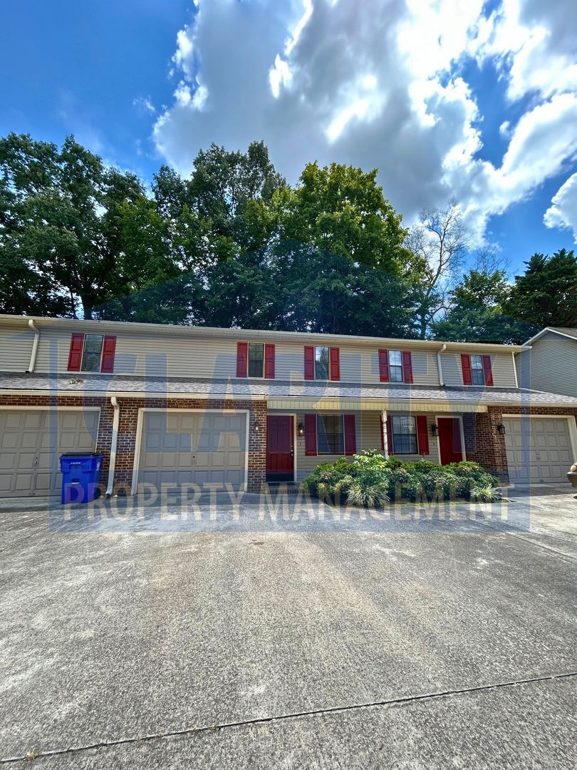 Cleveland Apartment: Grove Circle NW