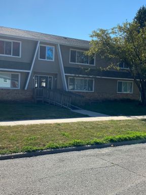 Beautifully Remodeled 2-Bedroom Apartment on Colby Rd in prime location! – photo 1