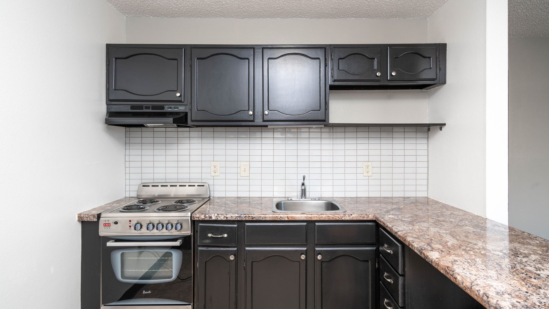 Waterloo Apartment: 1106-1110 Kent Circle