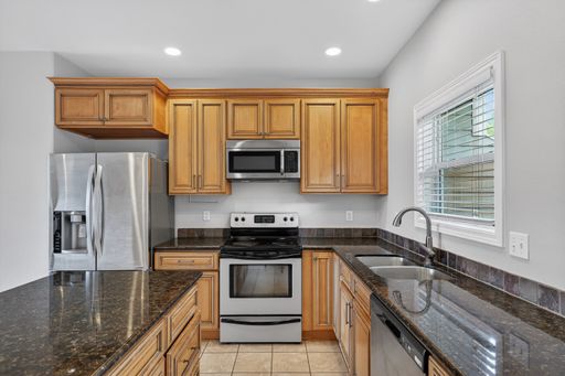 3 bedrooms / 3.5 bathrooms Townhome w/ Garage – photo 1