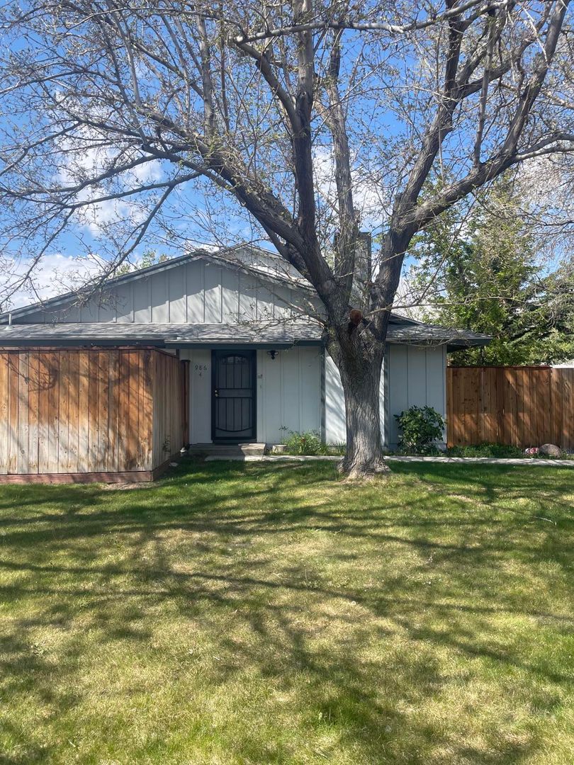 Sparks Condo: 986-4 Ridgewood