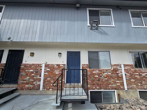 3-Bedroom, 2.5-Bath Tri-Level Townhome Near UNR & Downtown Reno – photo 1