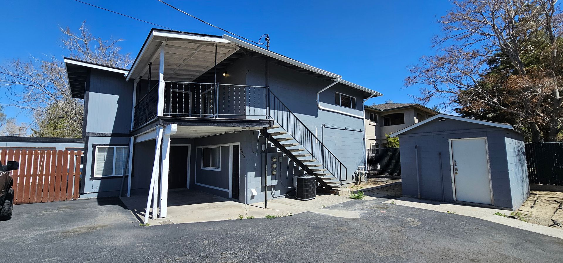 Sparks Apartment: 932 1/2  H St