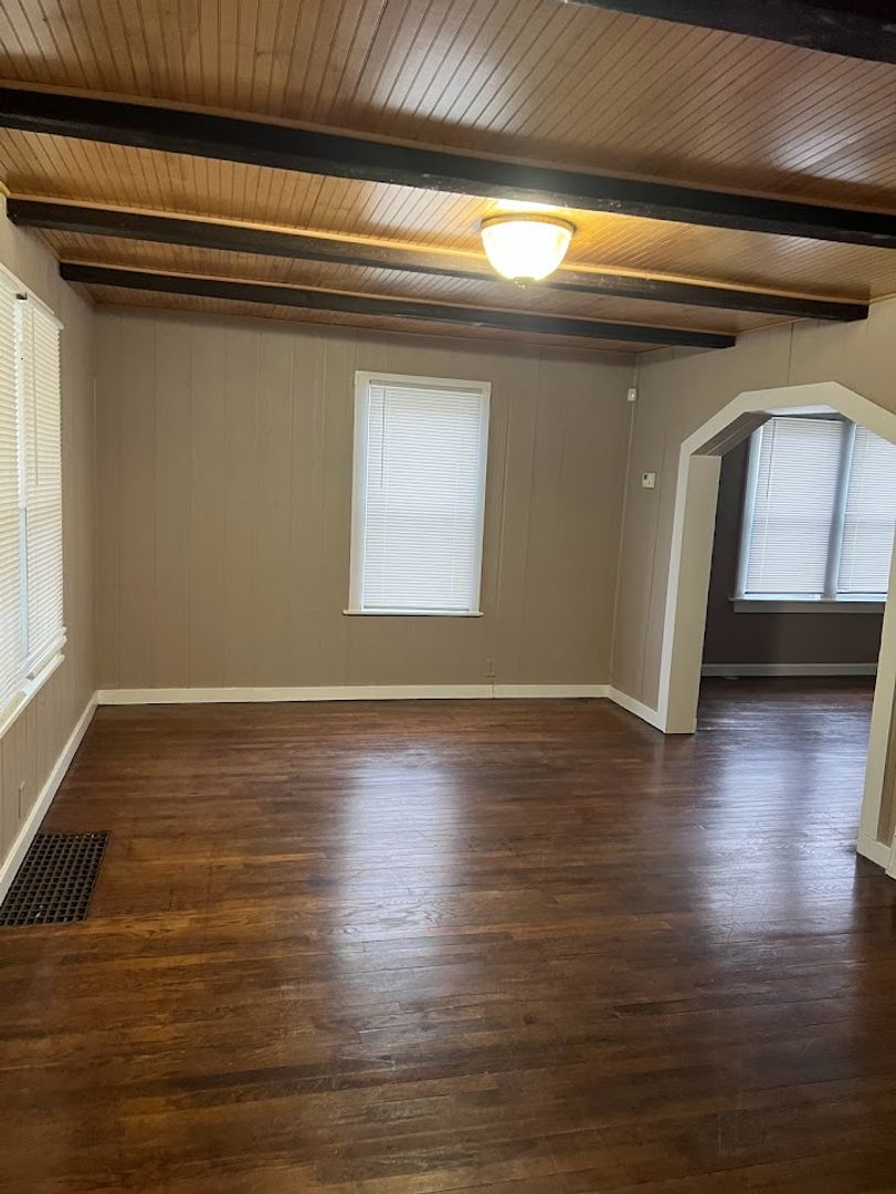 Anderson House: 427 W Vinyard