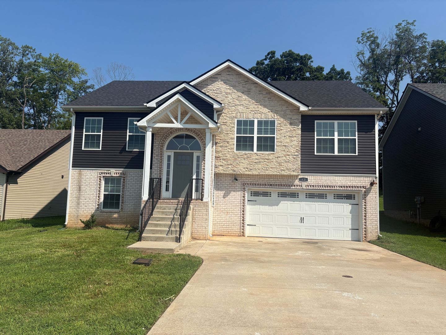 Clarksville House: 1121 Cardinal Creek Drive