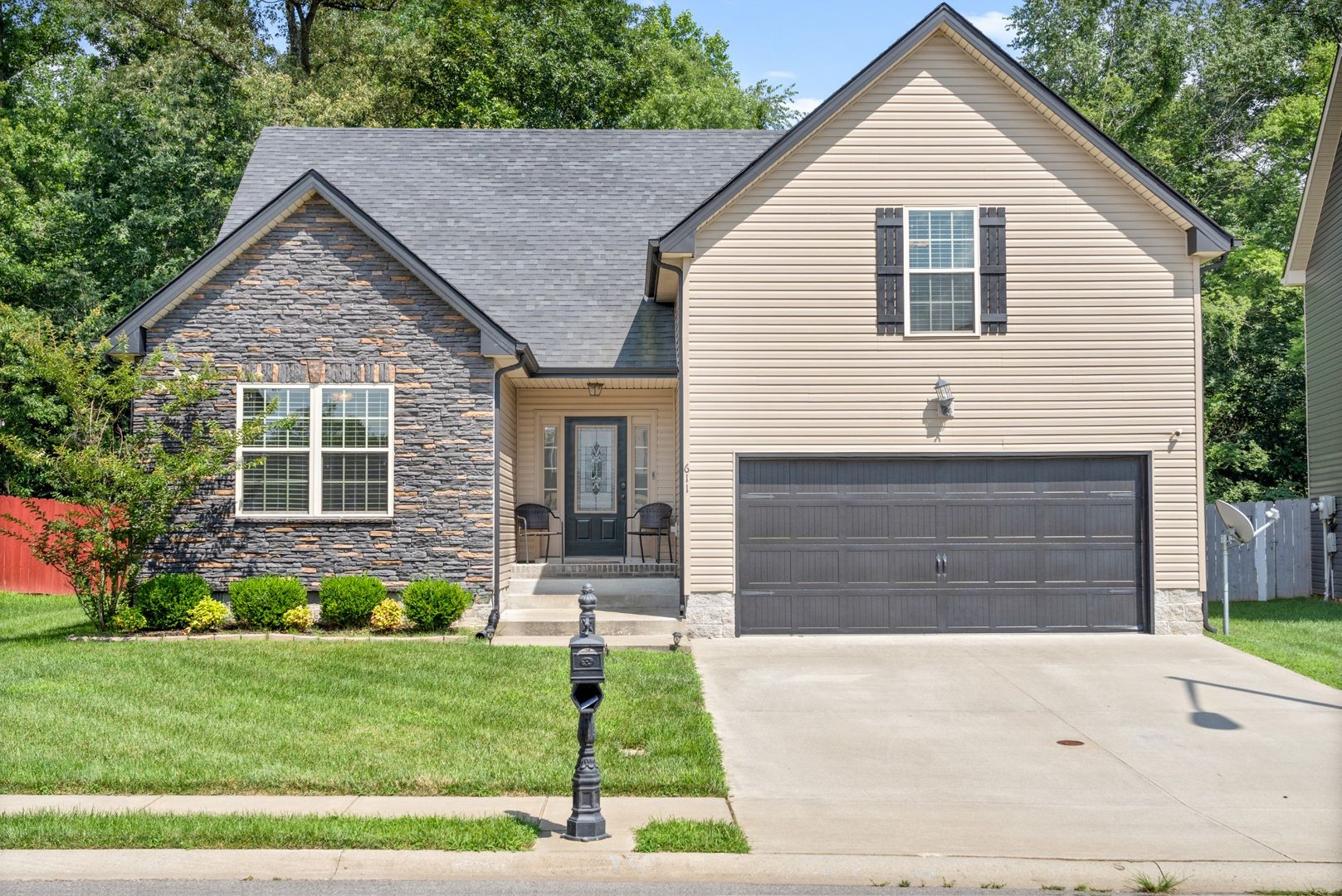 Clarksville House: 611 Fox Path Lane