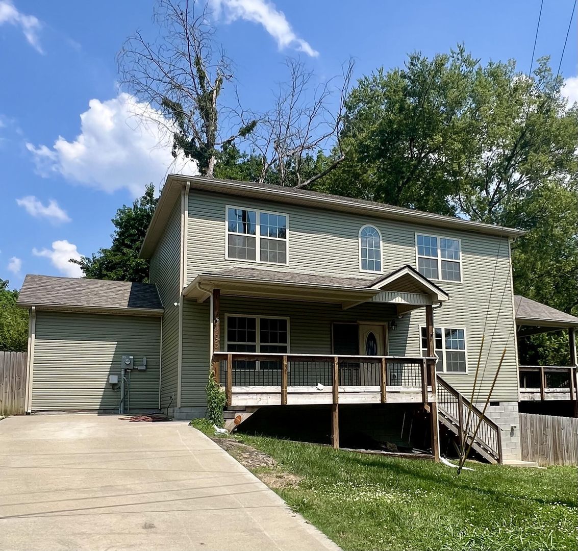 Clarksville House: 163 Plum Street