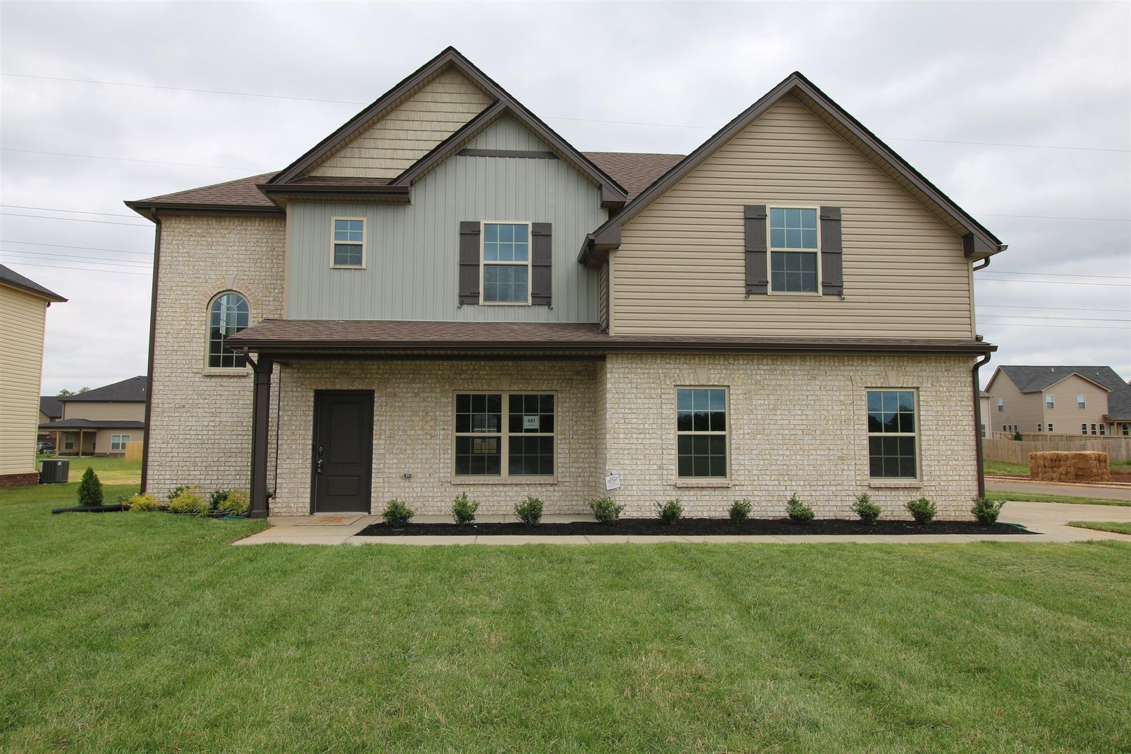 Clarksville House: 913 Isaac Drive
