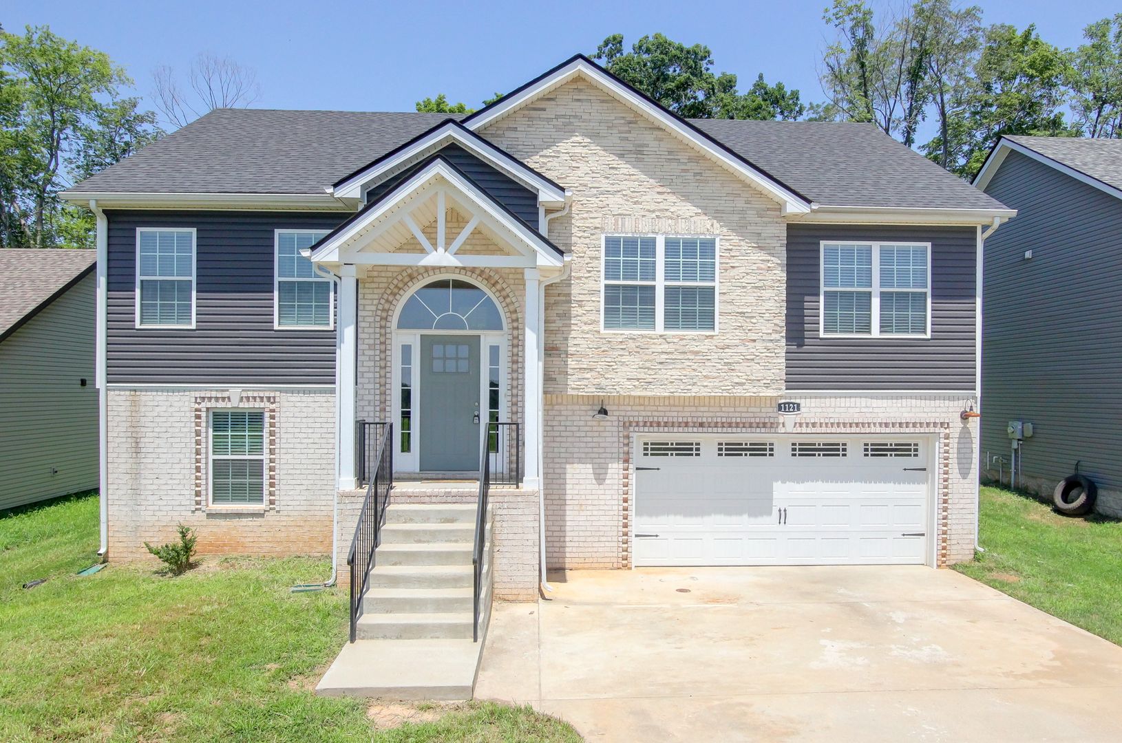 Clarksville House: 1121 Cardinal Creek Drive