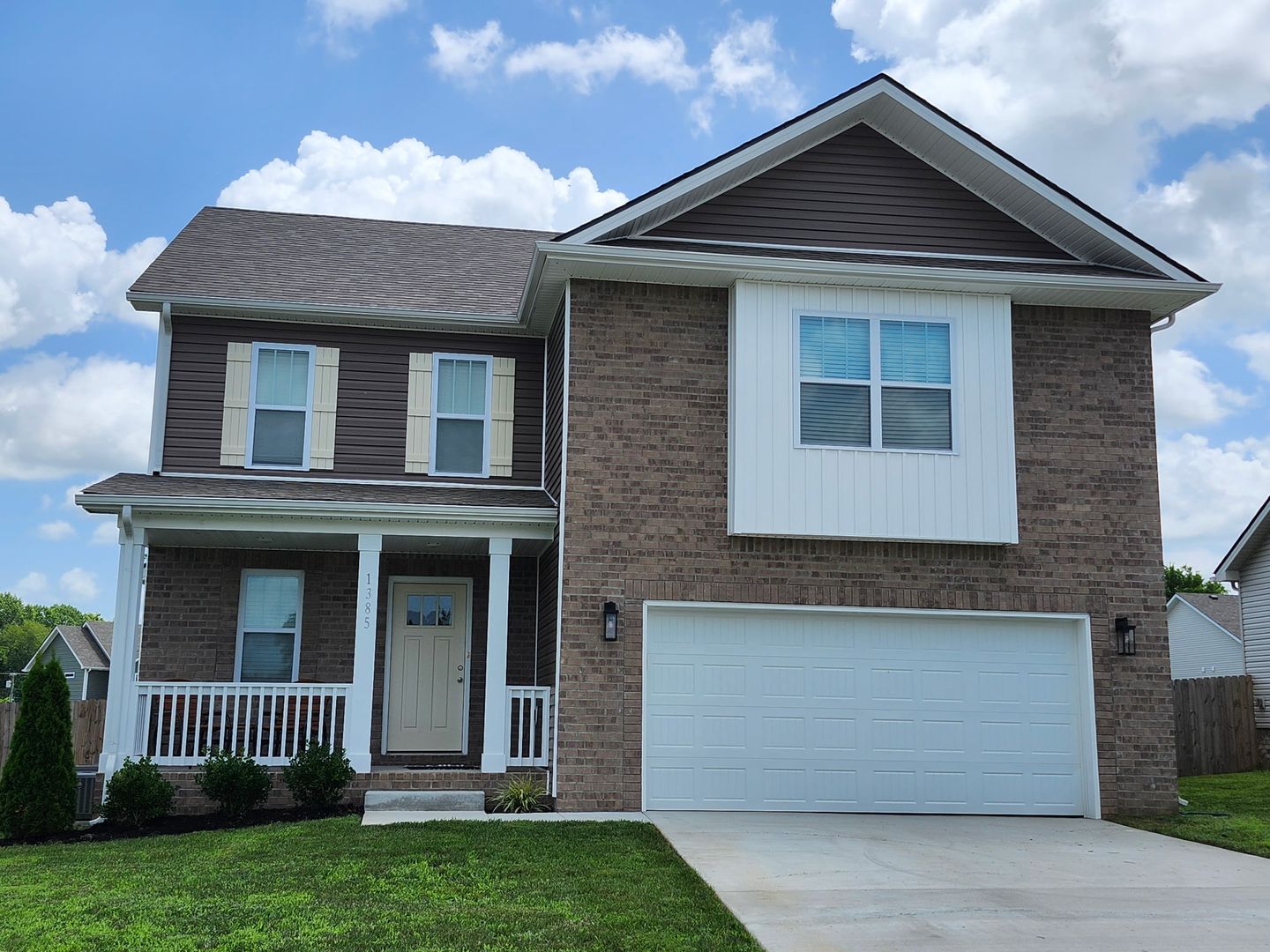 Clarksville House: 1385 Harmon Lane