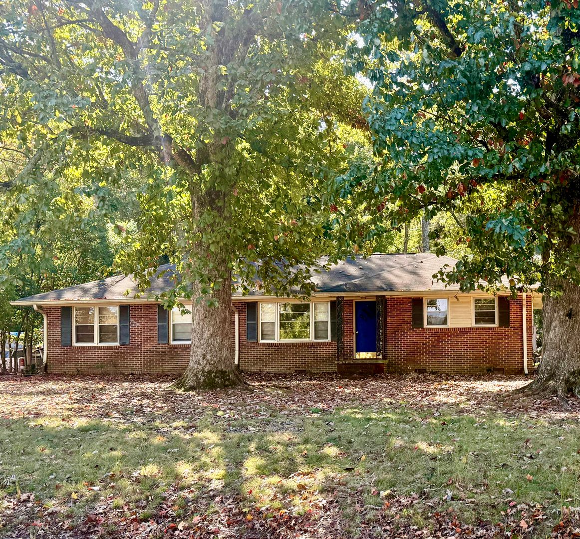 Athens House: 170 Forest Road