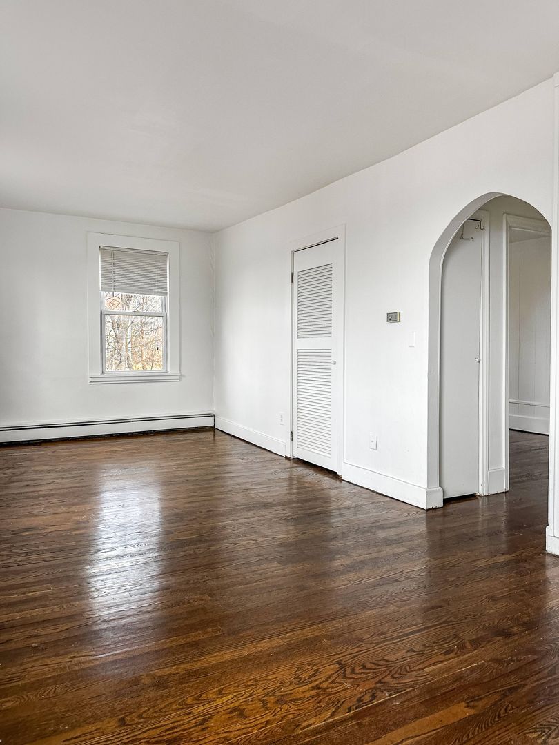 Vernon Apartment: 35 Terrace Drive - 2L