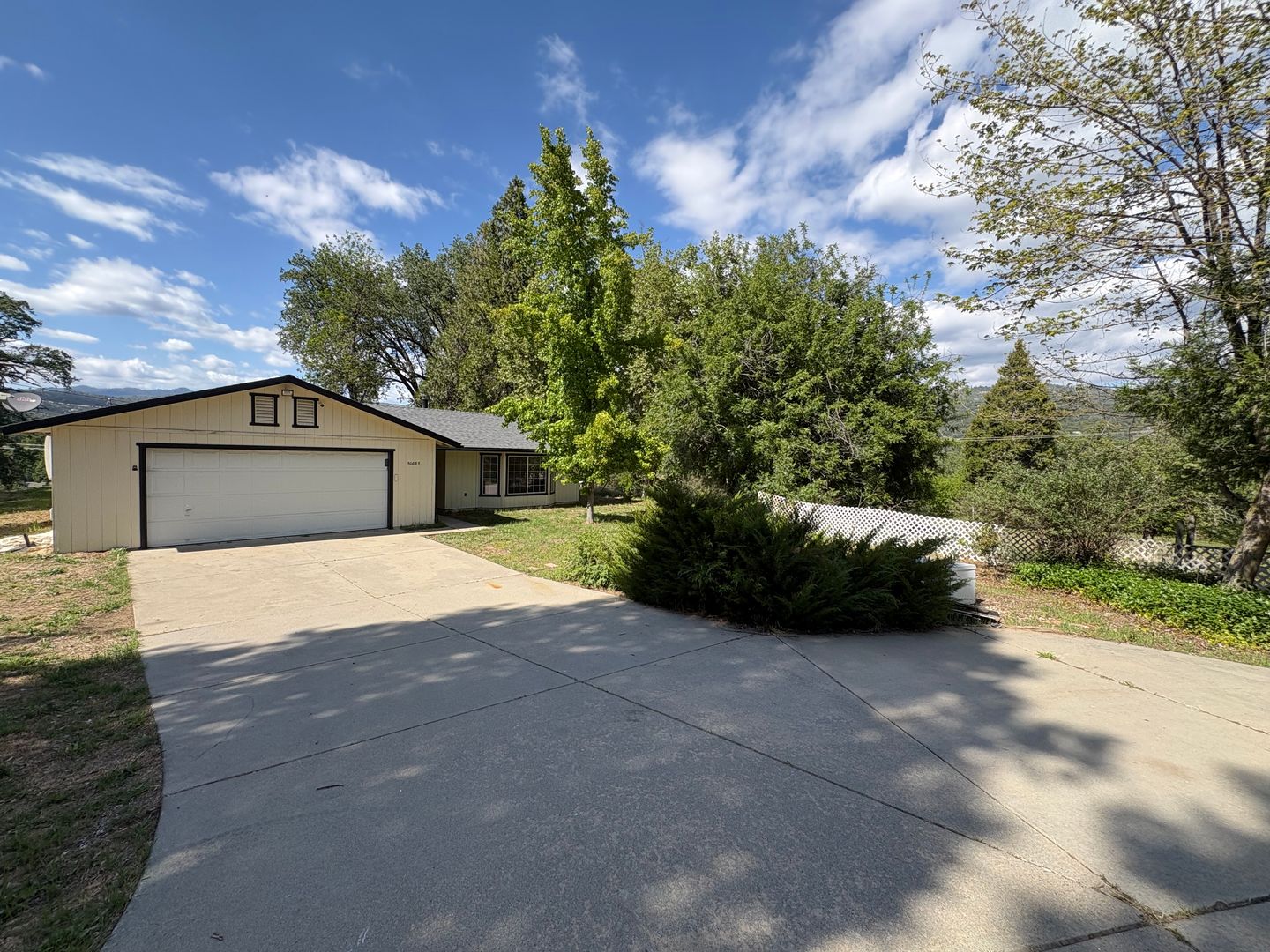 Oakhurst House: Hang Tree Ln