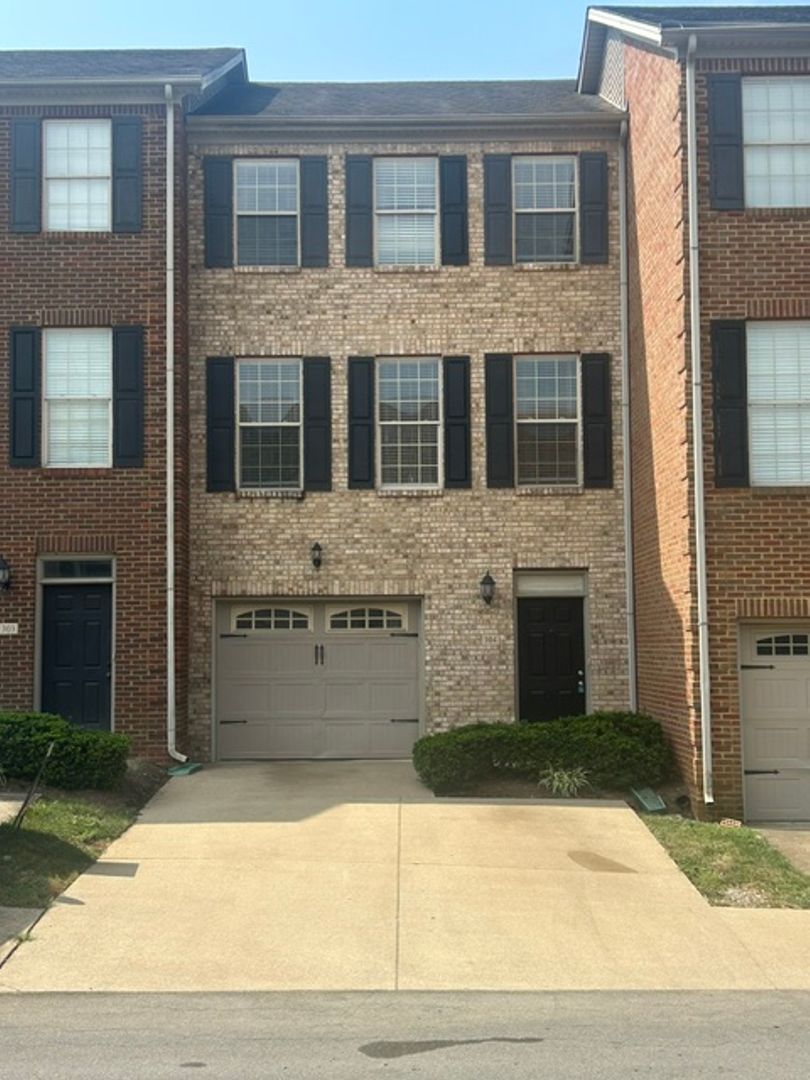 Lexington House: 1145 Appian Crossing Way
