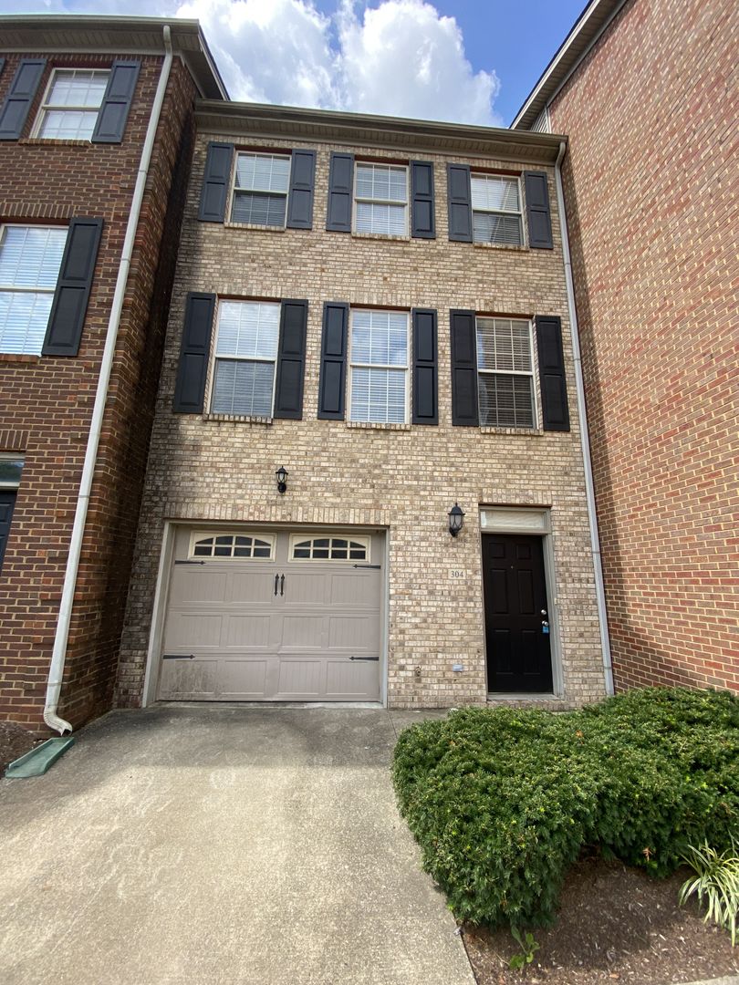 Lexington House: 1145 Appian Crossing Way