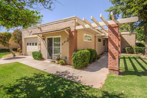 Welcome to this charming 2-bedroom, 2-bathroom home located in the vibrant 45+ Active Adult Resort community. Situated in the sought-after Leisure World community. Available May through November 2026! – photo 1