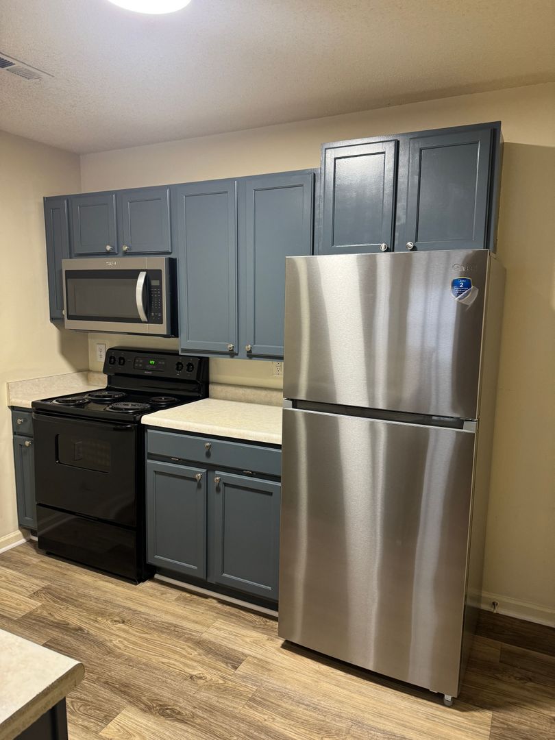 Greensboro Apartment: 906 Howard St
