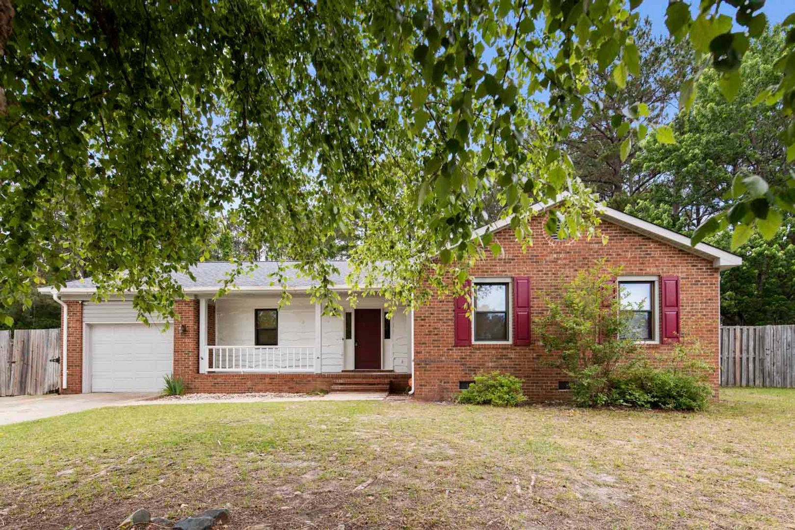 Fayetteville House: 2004 Lakebarry Cir