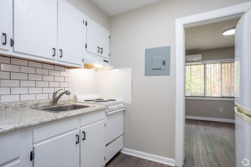 Discover Modern Living at Elm Villa Apartments in Greenville! – photo 1