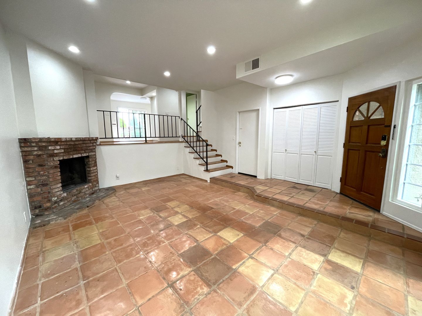 Lake Balboa Townhome: 7100 Balboa Blvd Unit 104