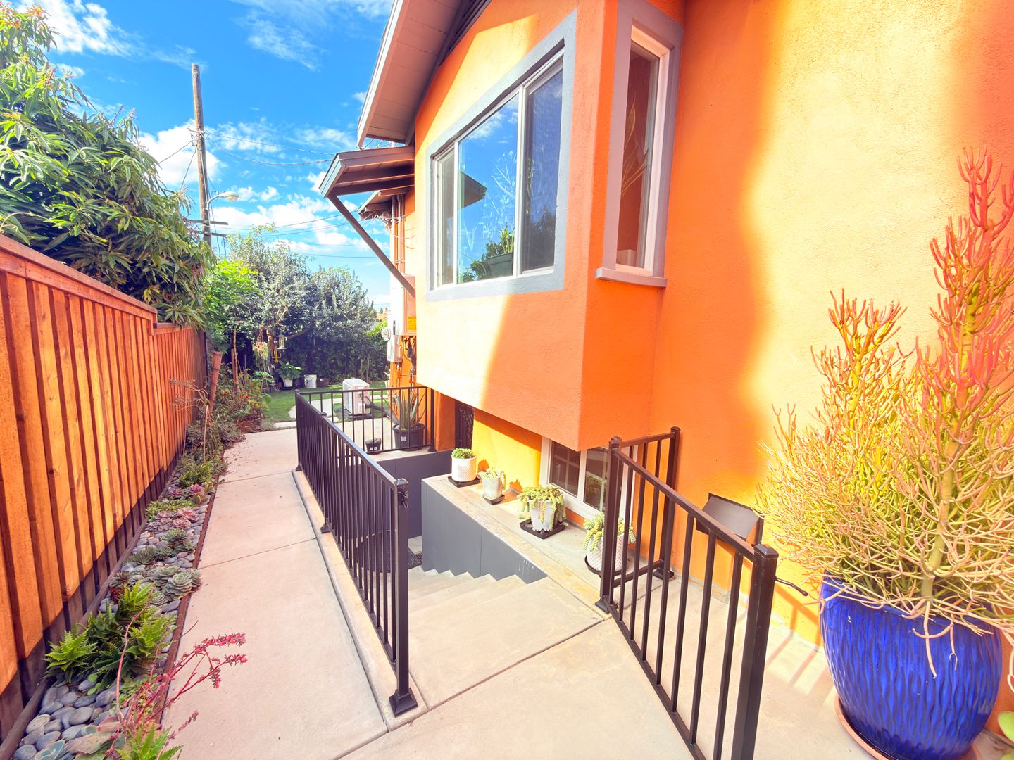 Los Angeles Apartment: 338-340 N Vista Pl -/ 341 Marie Ave