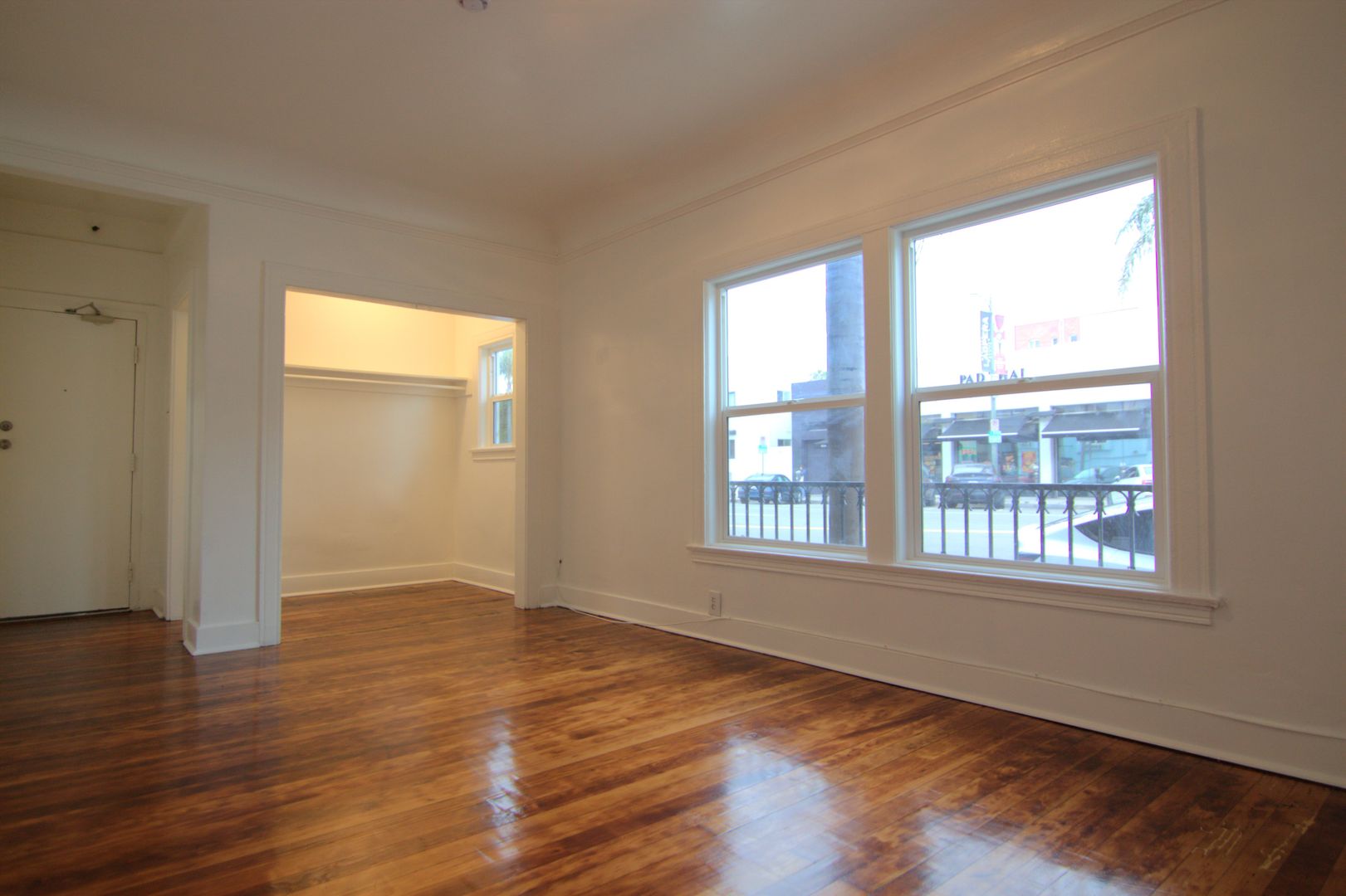 Los Angeles Apartment: 6358 Yucca St