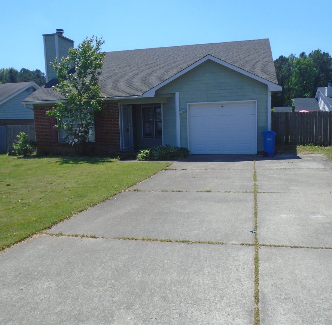 Fayetteville House: 5595 Quietwood Place