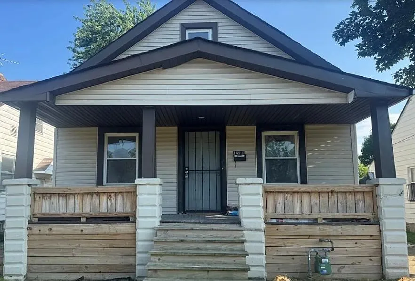 Cleveland House: 14910 Kingsford Ave, Cleveland, OH 44128